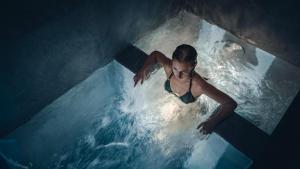 une femme est dans un bassin d'eau dans l'établissement Le Parc Hôtel Obernai & Yonaguni Spa, à Obernai