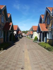 une rue de maisons dans un quartier résidentiel dans l'établissement Ferienhaus ˋLichtblickˋ, à Rheinsberg