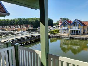 - une vue sur une rivière avec des maisons et un pont dans l'établissement Ferienhaus ˋLichtblickˋ, à Rheinsberg