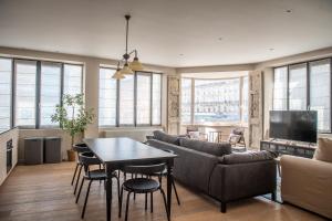 En TV eller et underholdningssystem på Spacious modern appartments in the heart of Brussels