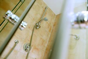 y baño con ducha y puerta de cristal. en Hotel Watthalden, en Ettlingen