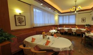 een restaurant met tafels en stoelen in een kamer bij Hotel Vela in Trento