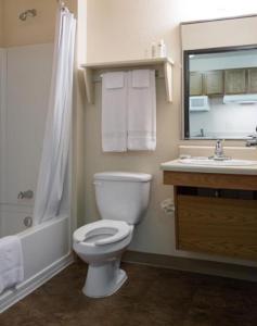 Ванна кімната в WoodSpring Suites Allentown