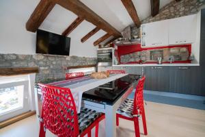 A kitchen or kitchenette at LOFT in PIAZZA con soppalco