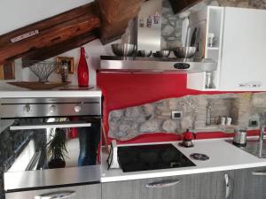 A kitchen or kitchenette at LOFT in PIAZZA con soppalco