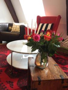 un vase de fleurs sur une table dans le salon dans l'établissement Heidelberg Apheartments, à Heidelberg