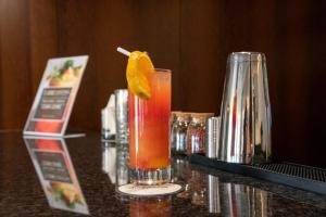 einen Drink auf der Theke mit einer Orangenscheibe darin in der Unterkunft Luna Hotel de Tábua in Tábua