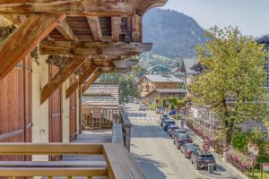 un balcone con vista sulla città di un edificio di Rare ! Appartement rénové dans le village piéton de Megève a Megève