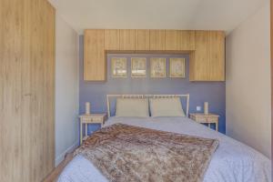 una camera da letto con un grande letto con due tavoli di Rare ! Appartement rénové dans le village piéton de Megève a Megève