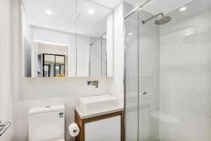 KOZYGURU FORTITUDE VALLEY DESIGNER GRADE 2 BED APT FREE PARKING QFV179-1401 tesisinde bir banyo