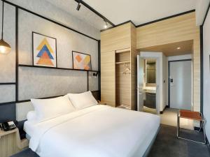 سرير أو أسرّة في غرفة في Ibis Samarinda