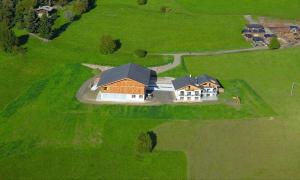 eine Luftansicht eines Hauses auf einem grünen Feld in der Unterkunft Platiederhof in Lajen