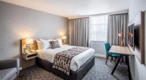 سرير أو أسرّة في غرفة في Holiday Inn Ellesmere Port/Cheshire Oaks, an IHG Hotel