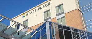 un bâtiment avec le nom du lieu principal dans l'établissement Hyatt Place Evansville, à Evansville