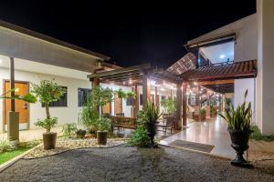 un cortile di una casa con piante e luci in vaso di Avenida Hotel a Sorriso