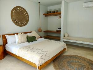 ein Schlafzimmer mit einem Bett in einem Zimmer in der Unterkunft Kalea Villas in Kuta Lombok