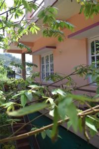 un bâtiment avec une porte et quelques arbres dans l'établissement Srishti Homestay, à Madikeri