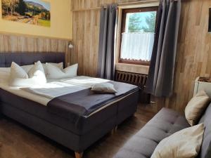 Una cama o camas en una habitación de Gästehaus Hutweide