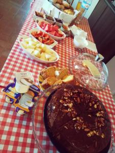 una mesa de cuadros roja y blanca con comida. en Quinta dos Álamos Agroturismo, en Golegã