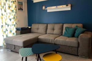 - un salon avec un canapé et une table dans l'établissement Le 13OR - Appartement plein centre parking et terrasse, à Marseille