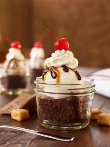 un bocal de pudding au chocolat avec de la crème fouettée et une cerise sur le dessus dans l'établissement Holiday Inn Indianapolis Airport, an IHG Hotel, à Indianapolis