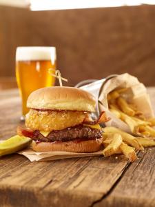 un sandwich, des frites et un verre de bière dans l'établissement Holiday Inn Indianapolis Airport, an IHG Hotel, à Indianapolis