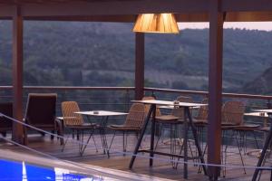 een groep tafels en stoelen op een balkon bij Bacchus in Olympia