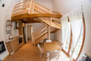 eine Küche und ein Esszimmer mit einer Wendeltreppe in einem Haus in der Unterkunft Apartamentos Los Picos de Europa in Colio