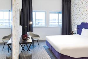 Säng eller sängar i ett rum på ibis Styles Amsterdam Airport