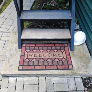 una escalera con un cartel de bienvenida escrito en ella en Departamento Cabaña amoblada Puerto Montt, en Puerto Montt