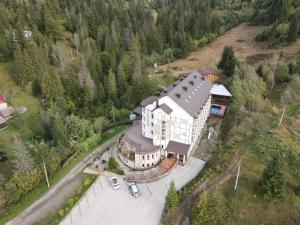 una vista aérea de un edificio en medio de un bosque en Terem, en Slavske