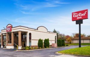 prawdziwy znak hostinca przed budynkiem w obiekcie Red Roof Inn Indianapolis East w mieście Indianapolis