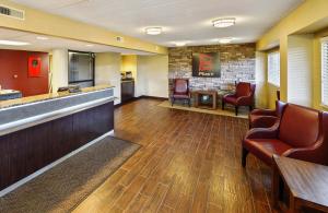 een lobby van een ziekenhuis met stoelen en een bar bij Red Roof Inn PLUS+ Washington DC - Manassas in Manassas