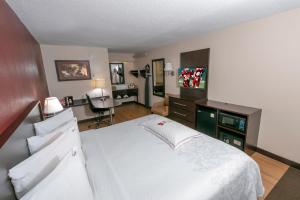 een slaapkamer met een groot wit bed en een bureau bij Red Roof Inn PLUS+ Washington DC - Manassas in Manassas