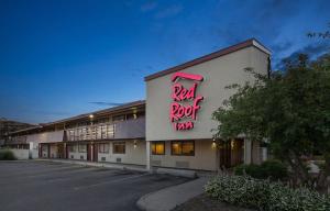 una señal roja de la posada en el lateral de un edificio en Red Roof Inn Detroit - Dearborn-Greenfield Village, en Dearborn