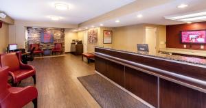 vestíbulo con bar con sillas y sala de espera en Red Roof Inn Detroit - Dearborn-Greenfield Village, en Dearborn