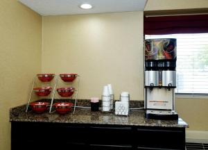 Кухня или мини-кухня в Red Roof Inn Columbus West - Hilliard
