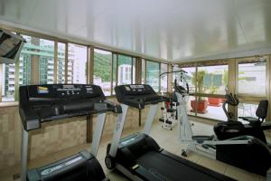 un gimnasio con dos cintas de correr y dos bicicletas estáticas en Mar Palace Copacabana Hotel, en Río de Janeiro