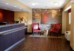 Гостиная зона в Red Roof Inn Kalamazoo West - Western Michigan U