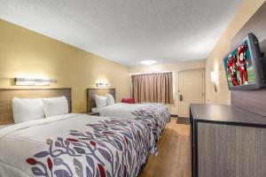 Кровать или кровати в номере Red Roof Inn Kalamazoo West - Western Michigan U