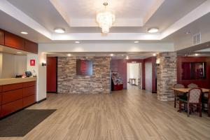 El lobby o recepción de Red Roof Inn & Suites Indianapolis Airport