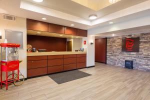 Una cocina o kitchenette en Red Roof Inn & Suites Indianapolis Airport