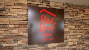 Un certificado, premio, cartel u otro documento en Red Roof Inn & Suites Indianapolis Airport