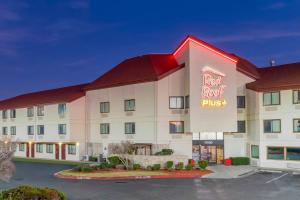 エルパソにあるRed Roof Inn PLUS+ El Paso Eastの屋根の看板付きの客室です。