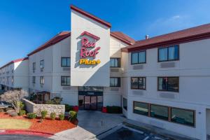 エルパソにあるRed Roof Inn PLUS+ El Paso Eastの赤い屋根の表示