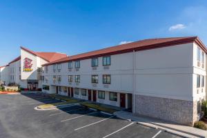 エルパソにあるRed Roof Inn PLUS+ El Paso Eastの駐車場付きの白い大きな建物