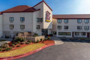 エルパソにあるRed Roof Inn PLUS+ El Paso Eastのホテル表面