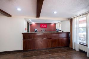 斯塔福德Red Roof Inn & Suites Stafford, VA的医院里带现金柜台的等候室