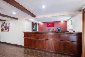 斯塔福德Red Roof Inn & Suites Stafford, VA的azonazonazonazonazonazonazonazonazonazonazonazonazonazonazonazonazona的等待室