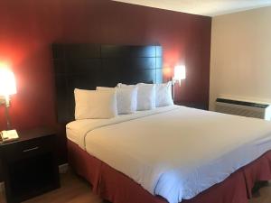 Red Roof Inn & Suites San Angelo 객실 침대